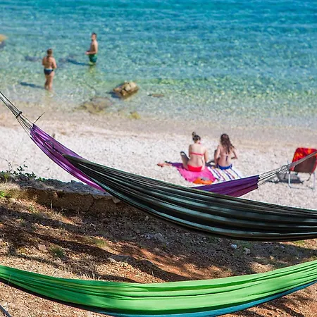 Lovely Stacaravan In Glavotok مكان تخييم