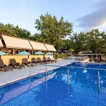 2 Bedroom Awesome Stacaravan In Glavotok