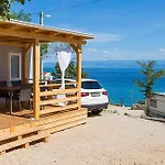 2 Bedroom Awesome Stacaravan In Glavotok 营地