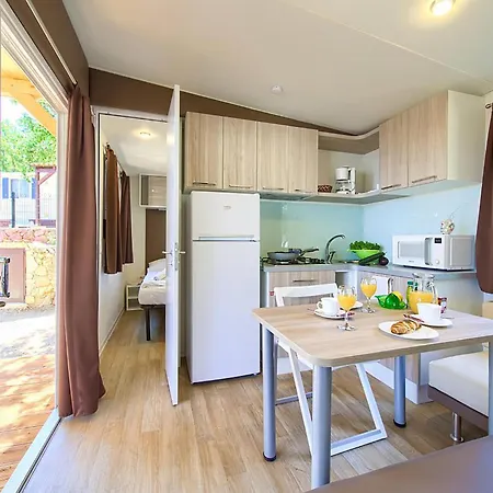 Lovely Stacaravan In Glavotok Kamp alanı 4*